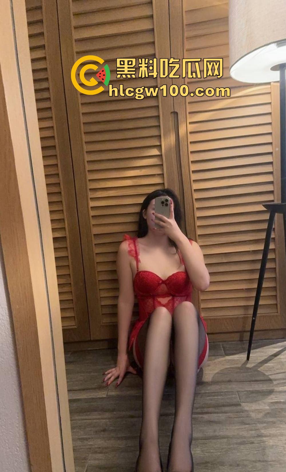 顶级人妻『曼曼奇』推特调教曝光，拳交淋尿群啪性虐，肉便器舔脚吞口水，泄欲母狗任人羞辱！-7