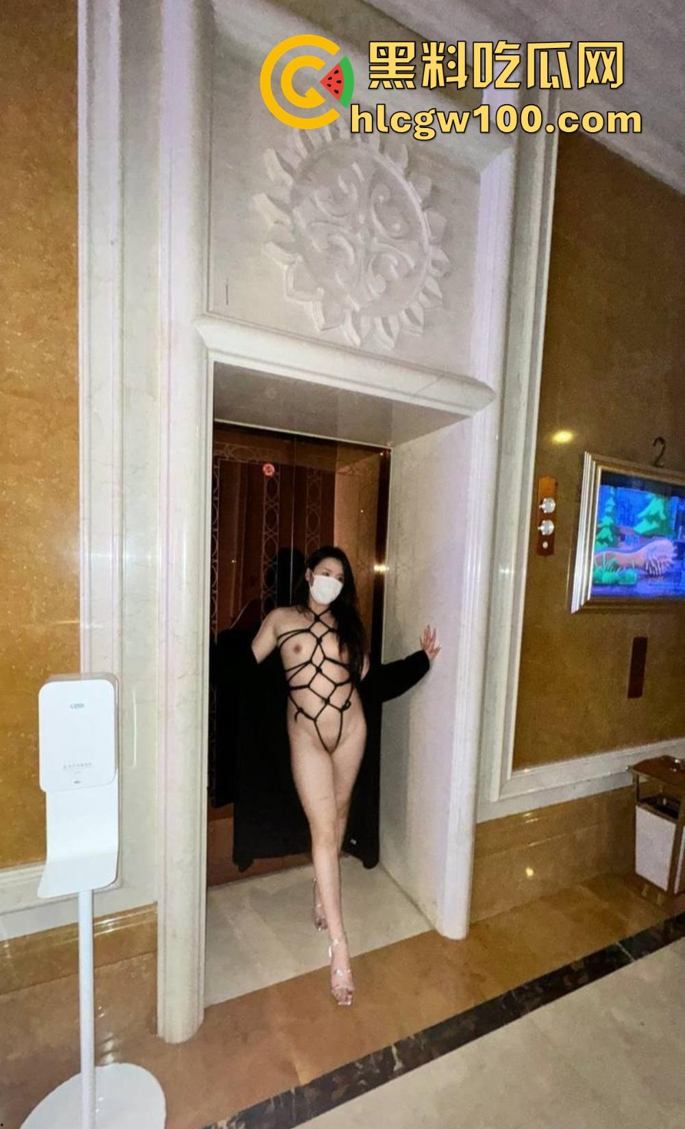 顶级人妻『曼曼奇』推特调教曝光，拳交淋尿群啪性虐，肉便器舔脚吞口水，泄欲母狗任人羞辱！-18