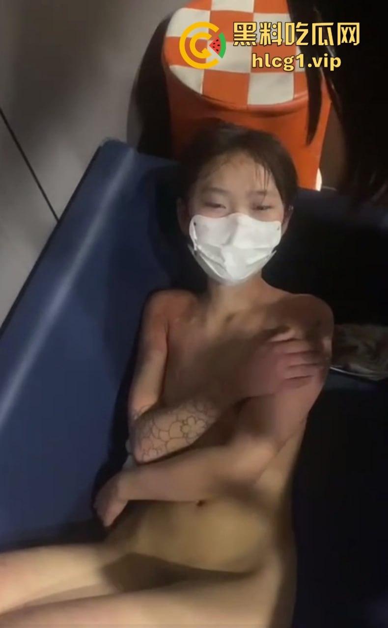 女孩是用来操的 不是用来打的!青海西宁一女孩酒店里遭多人暴打侮辱还被扒去其衣服!-10