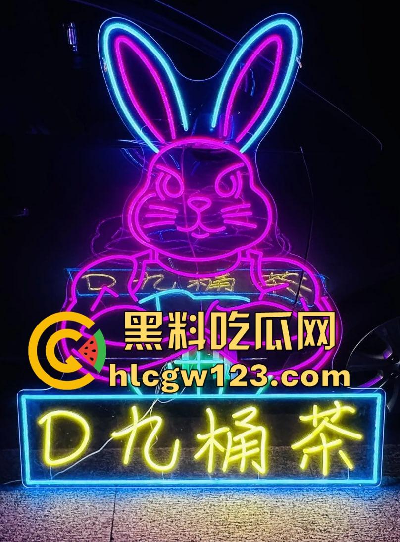 南京白马公园惊现女骑老板,卖的不是柠檬茶,是手撕丝袜入场券?少年排队喝茶后集体脱控开撕!-5