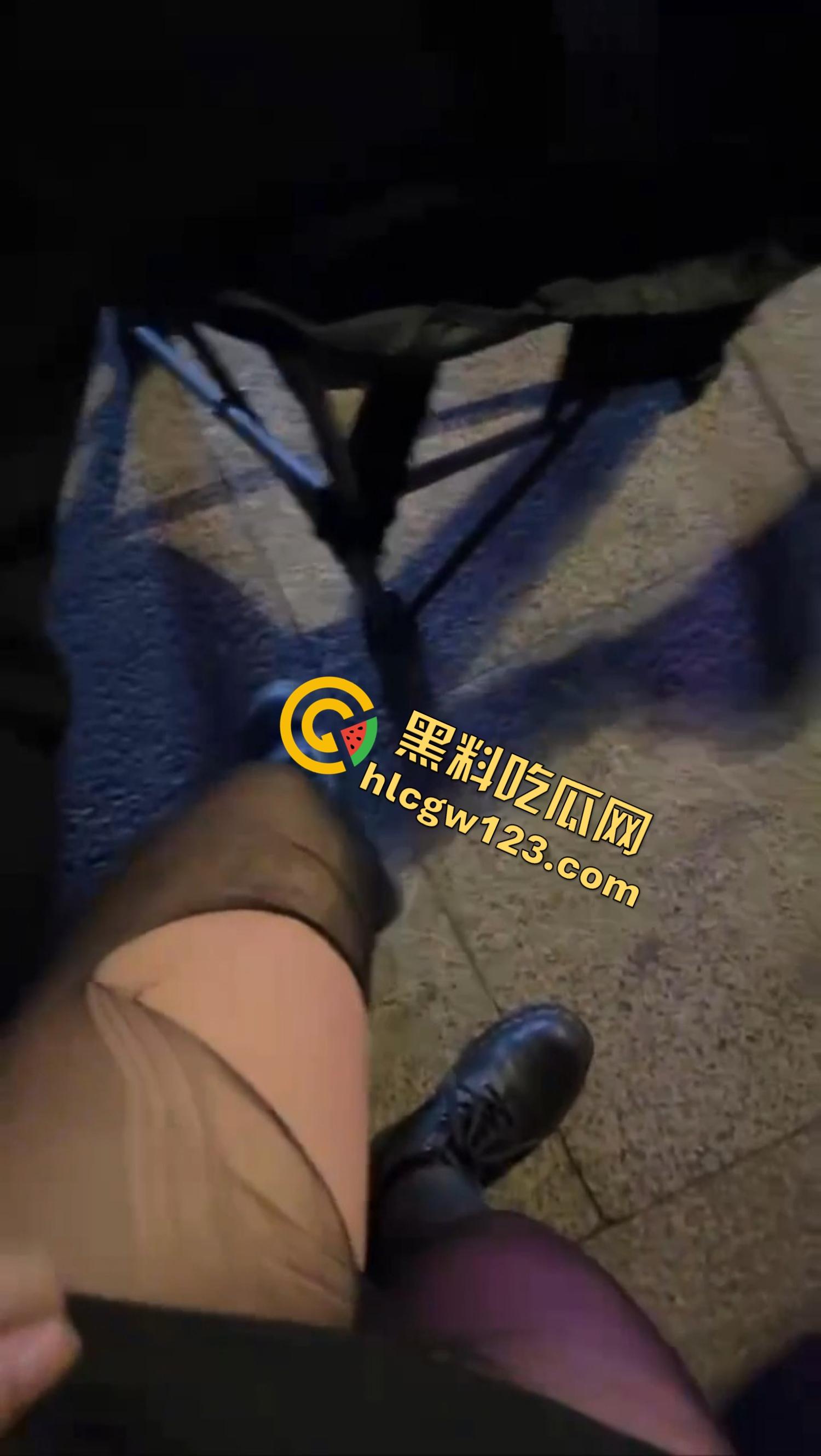 南京白马公园惊现女骑老板,卖的不是柠檬茶,是手撕丝袜入场券?少年排队喝茶后集体脱控开撕!-7