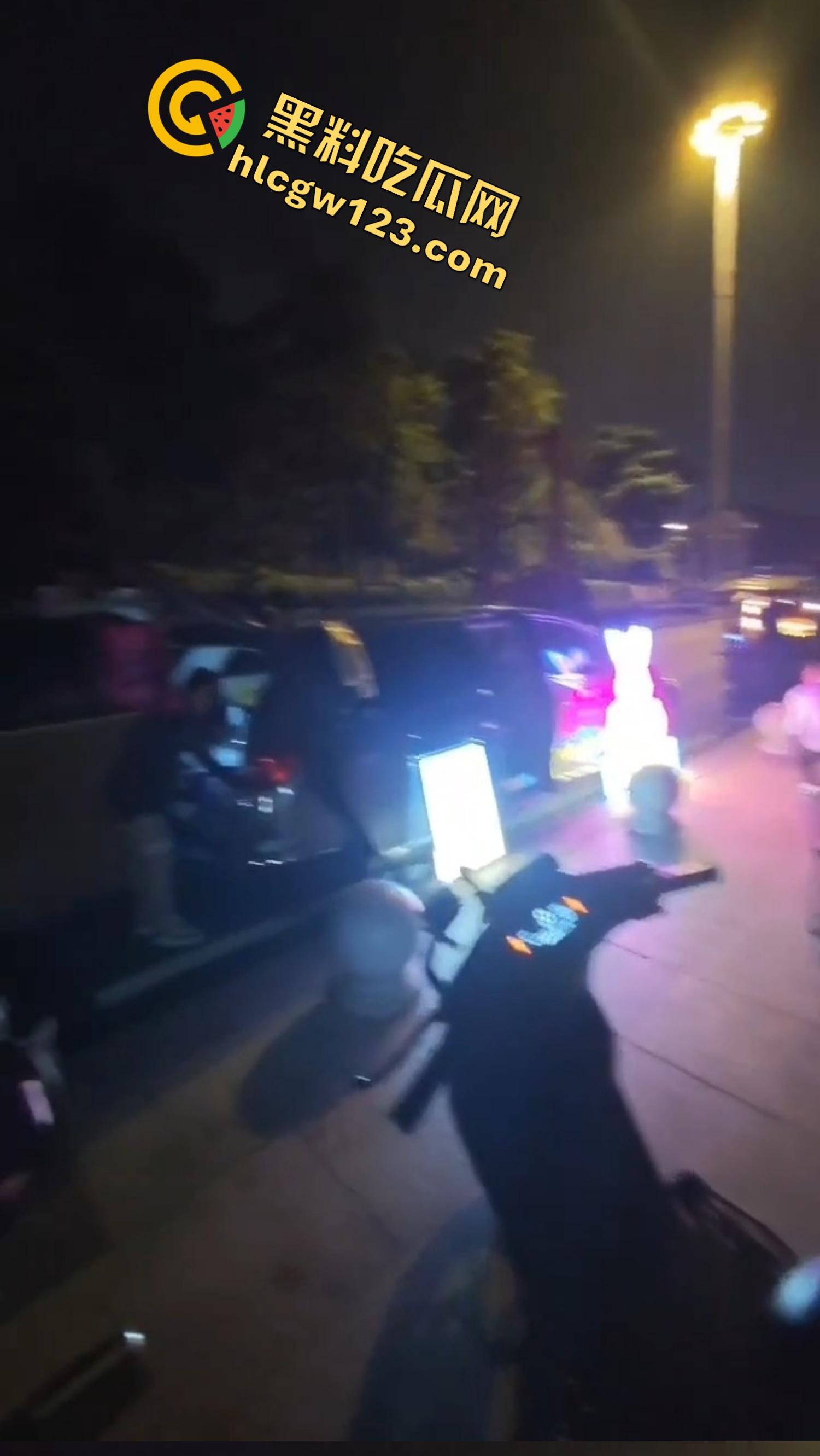 南京白马公园惊现女骑老板,卖的不是柠檬茶,是手撕丝袜入场券?少年排队喝茶后集体脱控开撕!-12