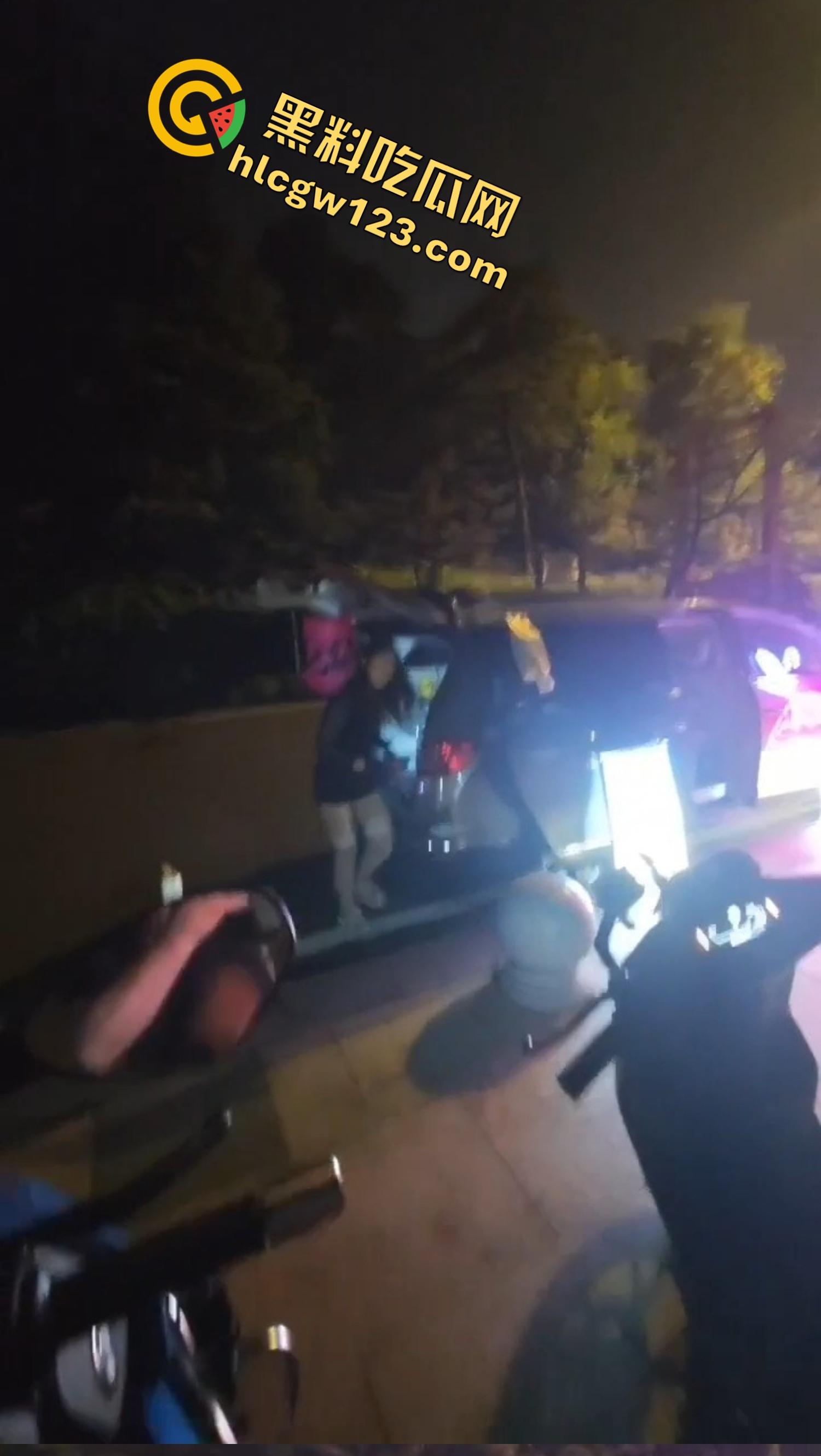 南京白马公园惊现女骑老板,卖的不是柠檬茶,是手撕丝袜入场券?少年排队喝茶后集体脱控开撕!-13