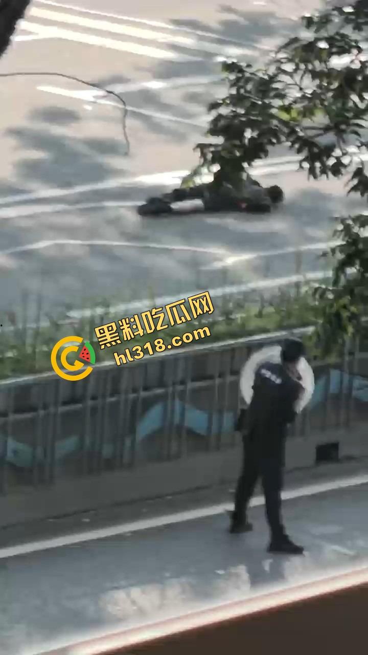 东莞中堂街头真人炸鸡秀,大哥背炸弹变身爆破鬼才堵路,手握军刺装狠,警方现场上演爆头大戏!-2