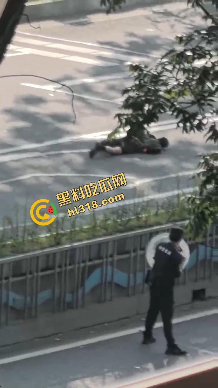 东莞中堂街头真人炸鸡秀,大哥背炸弹变身爆破鬼才堵路,手握军刺装狠,警方现场上演爆头大戏!-3