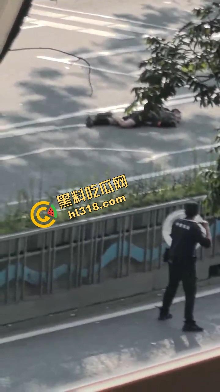 东莞中堂街头真人炸鸡秀,大哥背炸弹变身爆破鬼才堵路,手握军刺装狠,警方现场上演爆头大戏!-4