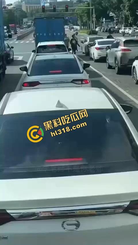 东莞中堂街头真人炸鸡秀,大哥背炸弹变身爆破鬼才堵路,手握军刺装狠,警方现场上演爆头大戏!-5