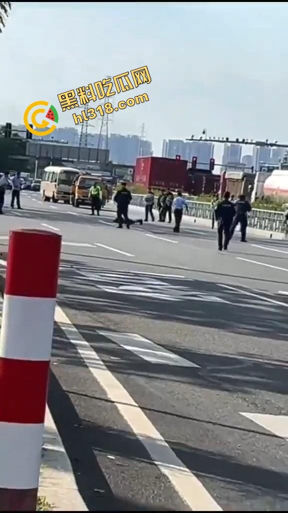 东莞中堂街头真人炸鸡秀,大哥背炸弹变身爆破鬼才堵路,手握军刺装狠,警方现场上演爆头大戏!-11