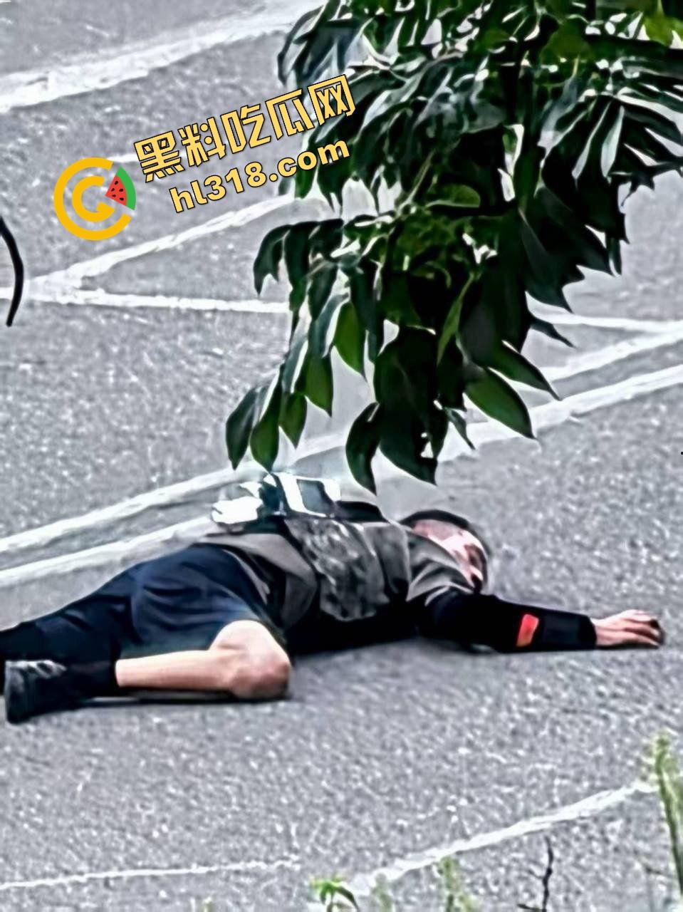 东莞中堂街头真人炸鸡秀,大哥背炸弹变身爆破鬼才堵路,手握军刺装狠,警方现场上演爆头大戏!-13