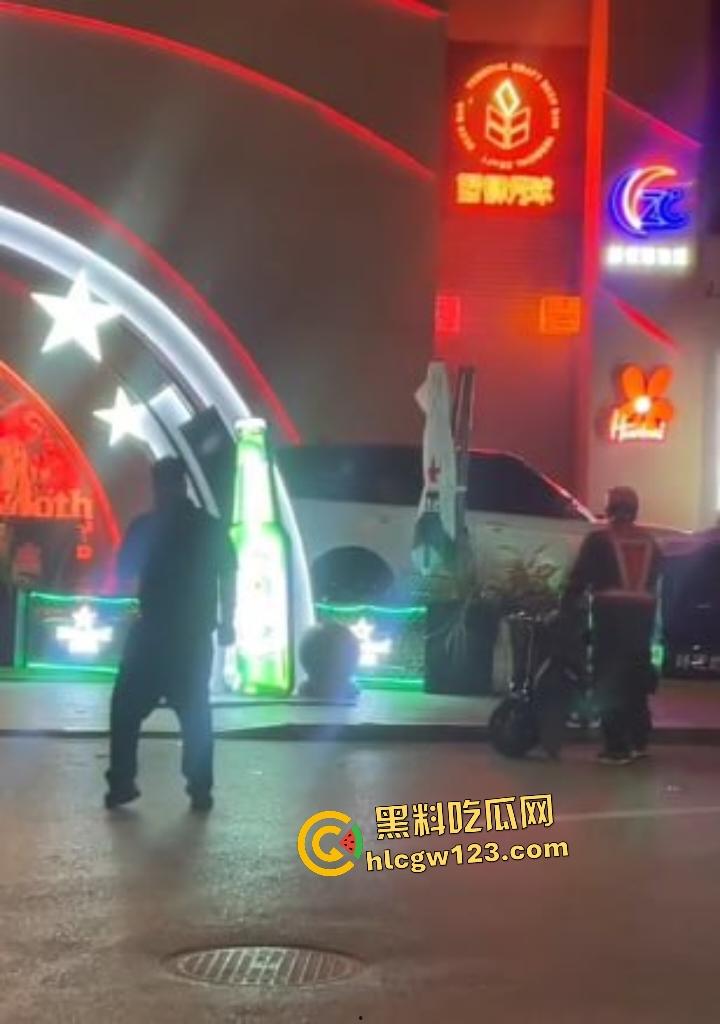 凌晨1点山西太原花海酒后两个男的发生矛盾直接开路虎撞人,一群保安也只敢在门口看戏!-7