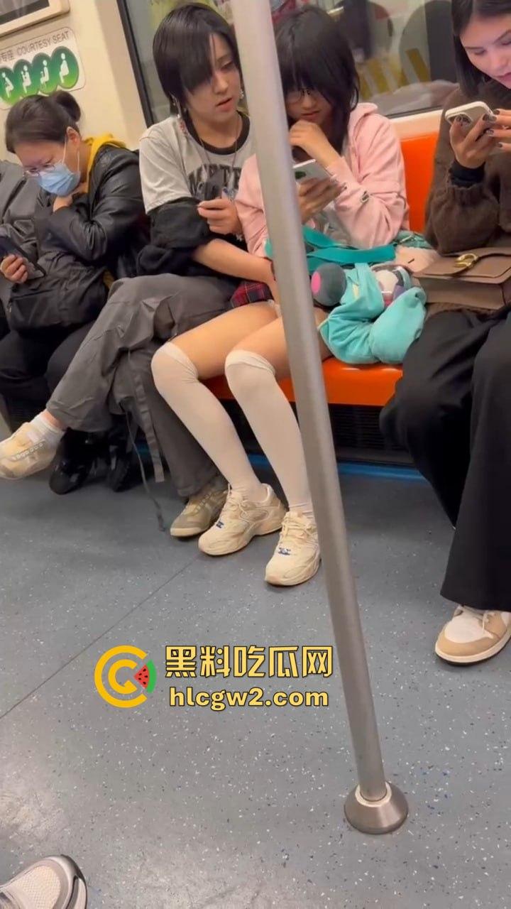 上海地铁上亚文化小伙伸手进女友内裤抠逼,眼镜妹在男友抖腿抠逼下丝毫不慌,刷微博轻松应对周围人围观!-5