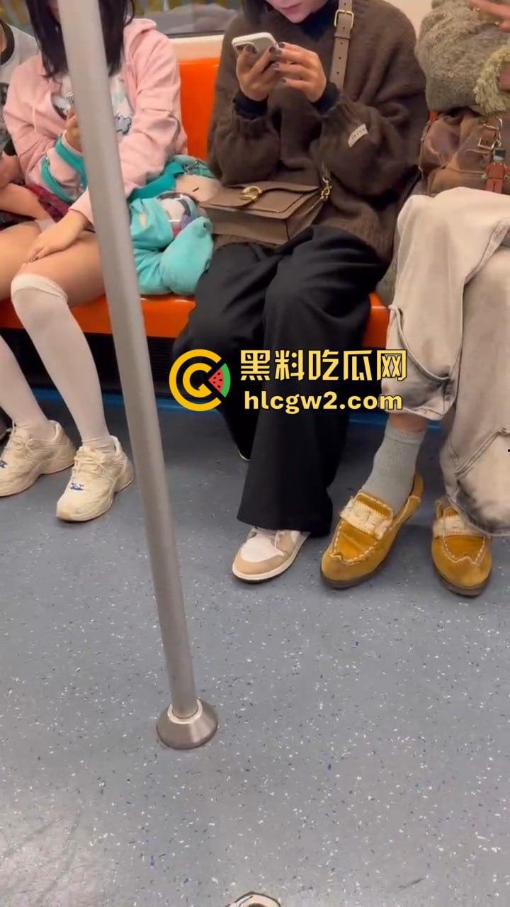 上海地铁上亚文化小伙伸手进女友内裤抠逼,眼镜妹在男友抖腿抠逼下丝毫不慌,刷微博轻松应对周围人围观!-10