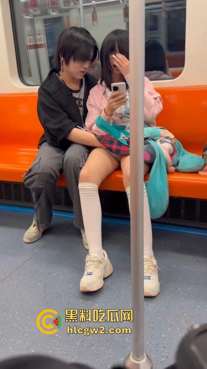 上海地铁上亚文化小伙伸手进女友内裤抠逼,眼镜妹在男友抖腿抠逼下丝毫不慌,刷微博轻松应对周围人围观!-12