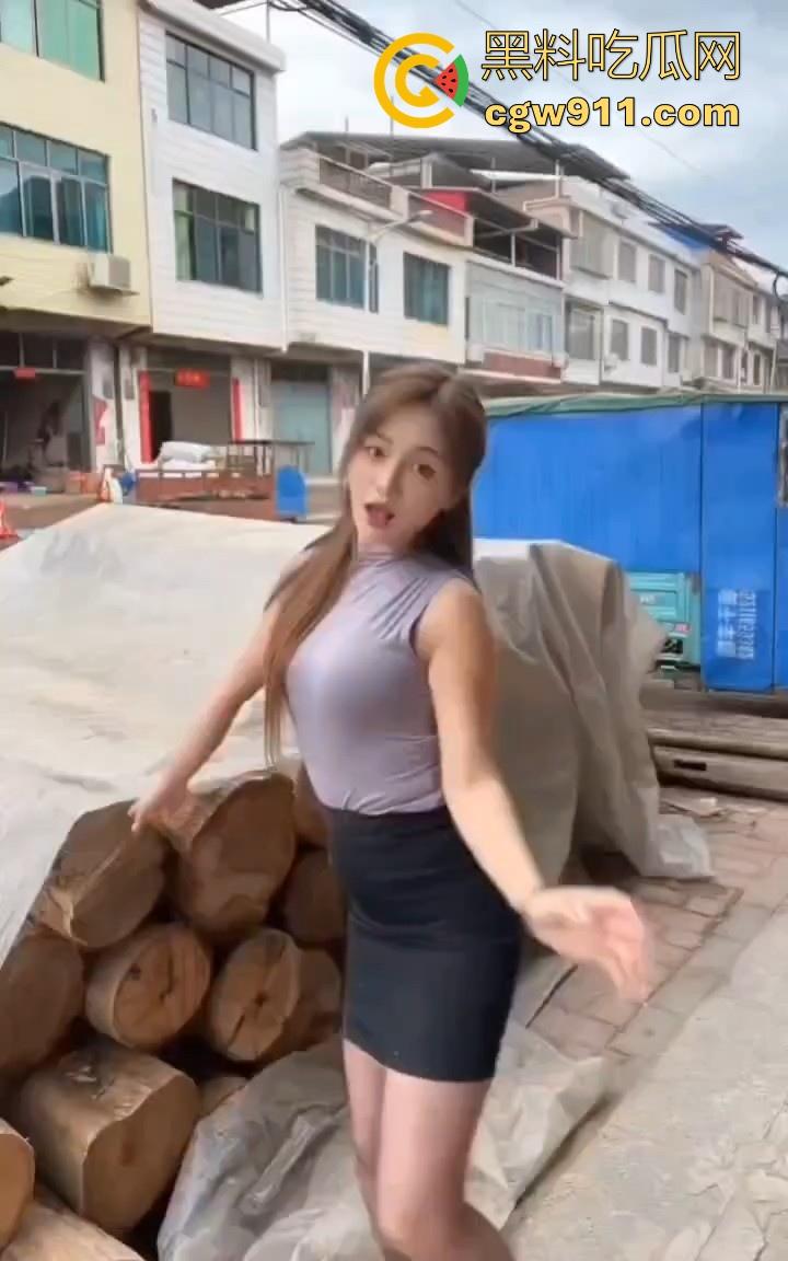 湖南性感擦边主播遭疯狂粉丝寄炸弹包裹炸伤,粉丝疯狂起来真恐怖啊,好端端的性感主播炸成了隔壁大妈!-5