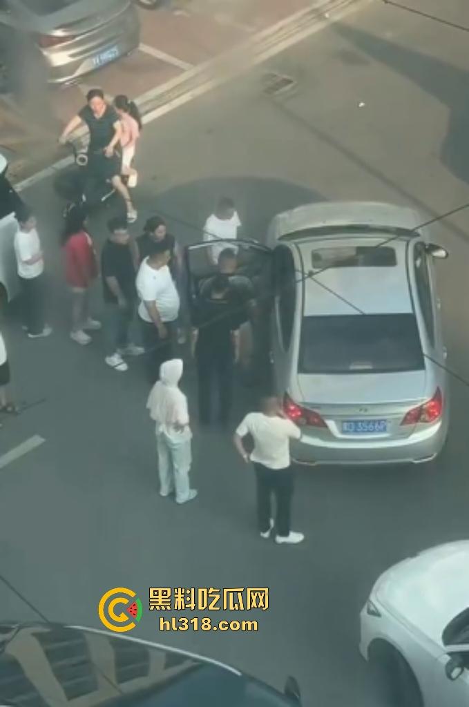 河南许昌长葛停车纠纷变全武行！本地司机狂挥拳痛殴外地车主，全家属拉着外地车主不让走！-3