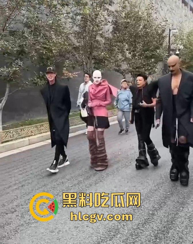 知名服装设计师【Rick Owens】团队因怪异服装被故宫请出,穿衣自由or文化亵渎?-5