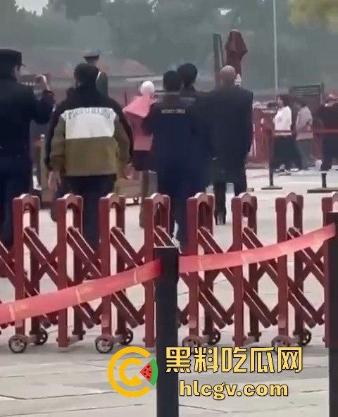 知名服装设计师【Rick Owens】团队因怪异服装被故宫请出,穿衣自由or文化亵渎?-13