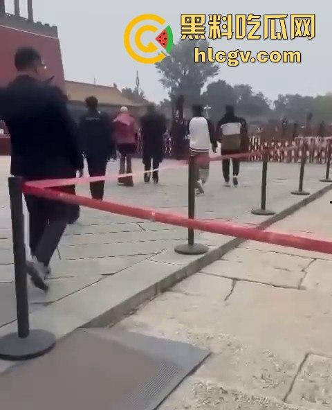 知名服装设计师【Rick Owens】团队因怪异服装被故宫请出,穿衣自由or文化亵渎?-14