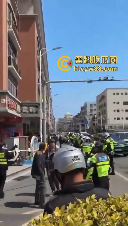 福州平潭惊现黄金大劫案，体育广场光天化日明抢，劫匪嚣张到极点喊着今天要杀人，还自拍发到网上！-4