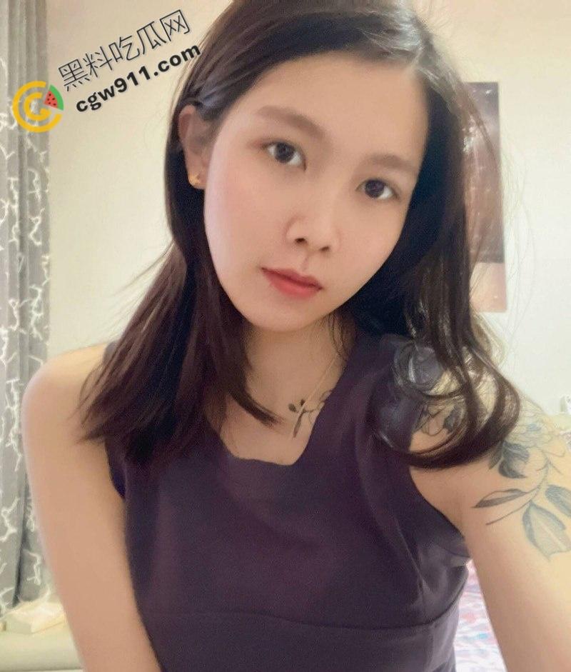 陕西魅惑艳妻【钟玲】婚纱照下纵情欢愉,与炮友裸聊,极品美乳翘臀,丰满胴体挑逗众生-1