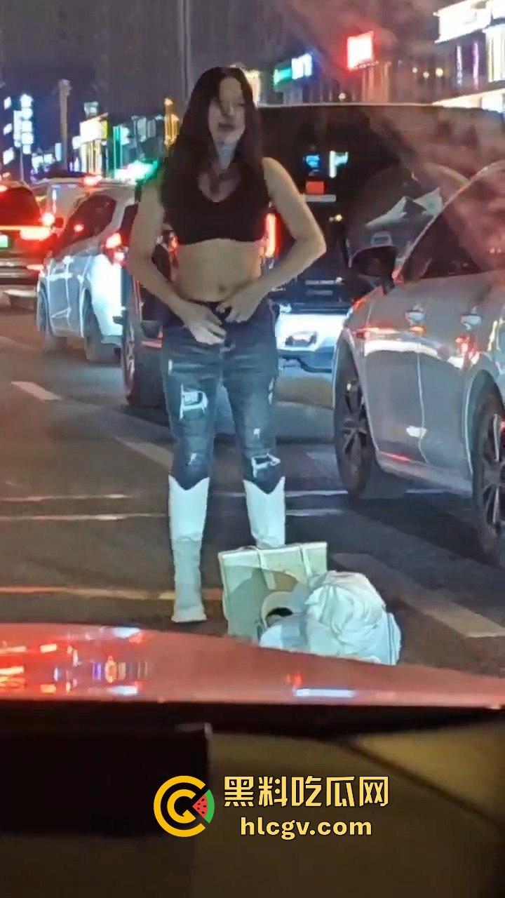 情侣吵架直接大街脱光!脱衣国际手势,伤敌1000自损800的操作真看傻了!-4