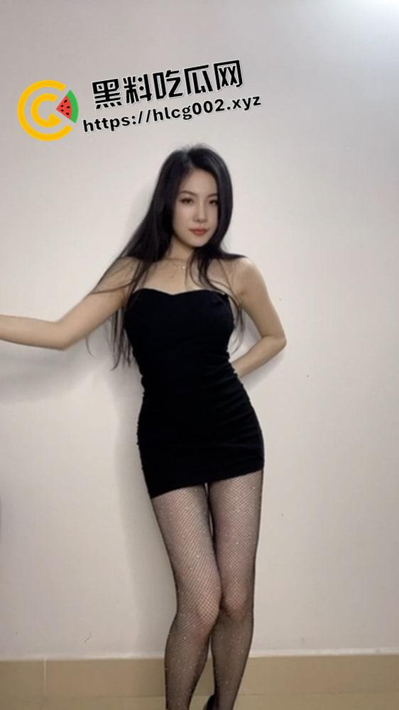 小红书人妻瑜伽教练下海做黄播!果然还是人妻最有味道 肥美鲍鱼被金主疯狂抽插 黑丝长腿要人命啊-4