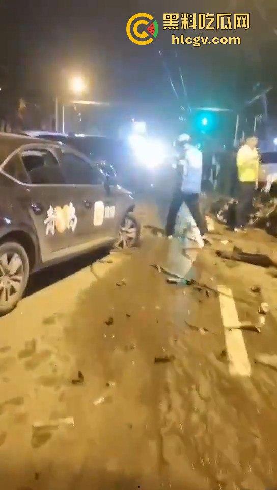 青岛人民路水泥罐车疯狂逆行撞上五十余辆车!司机一边撞一边大骂报复社会,车祸视频曝光!-15