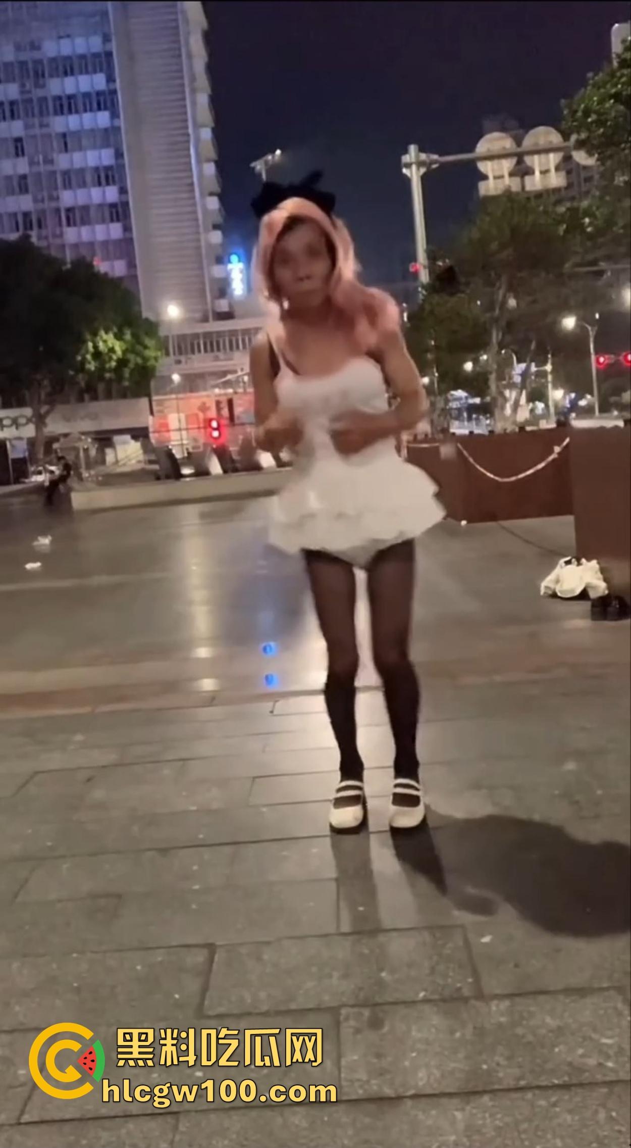 麦当劳门口深夜骚动,六旬大爷黑丝短裙深夜热舞震惊全网,粉发短裙辣眼睛,这套餐真难下嘴谁吃得下这道硬菜?-4