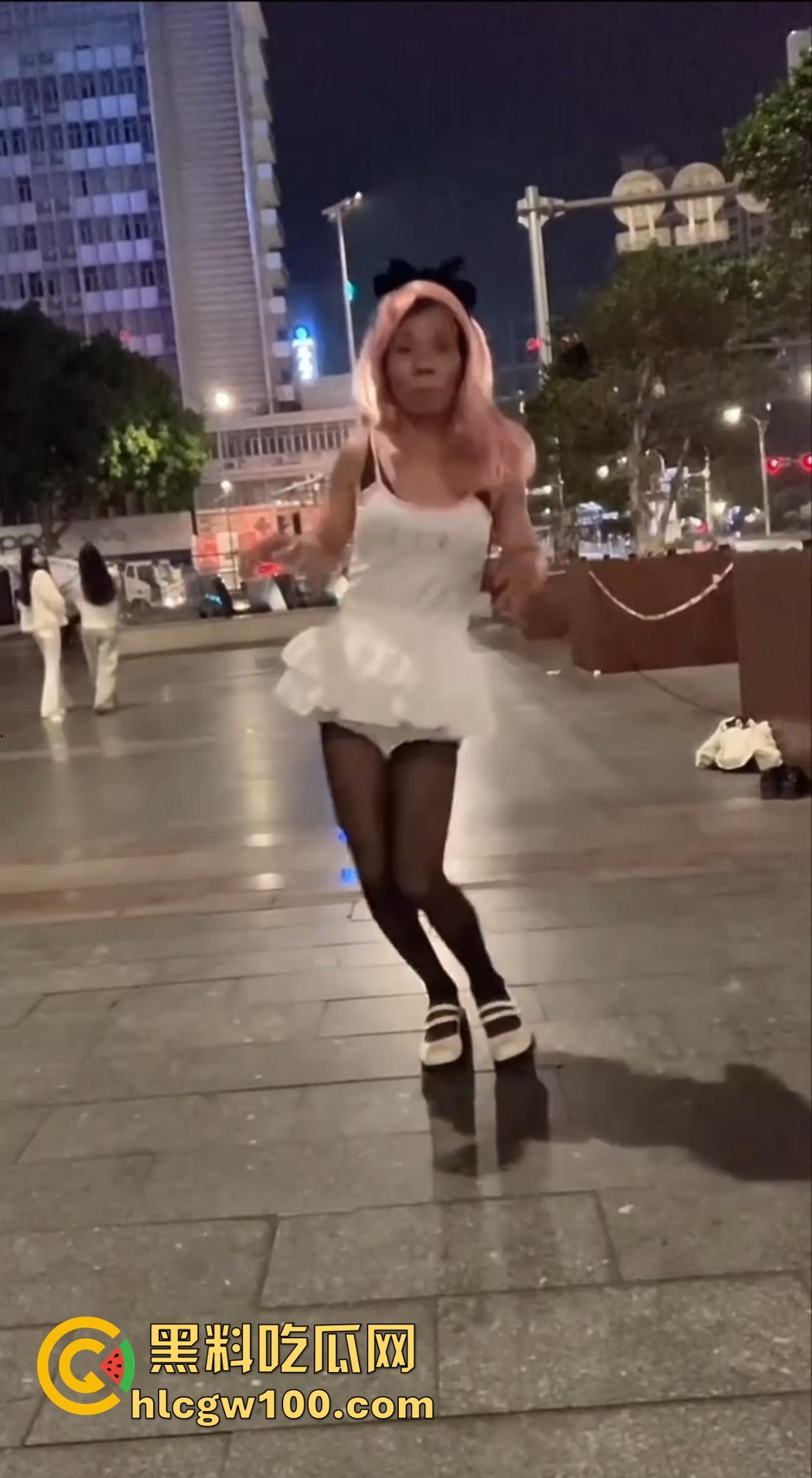 麦当劳门口深夜骚动,六旬大爷黑丝短裙深夜热舞震惊全网,粉发短裙辣眼睛,这套餐真难下嘴谁吃得下这道硬菜?-5