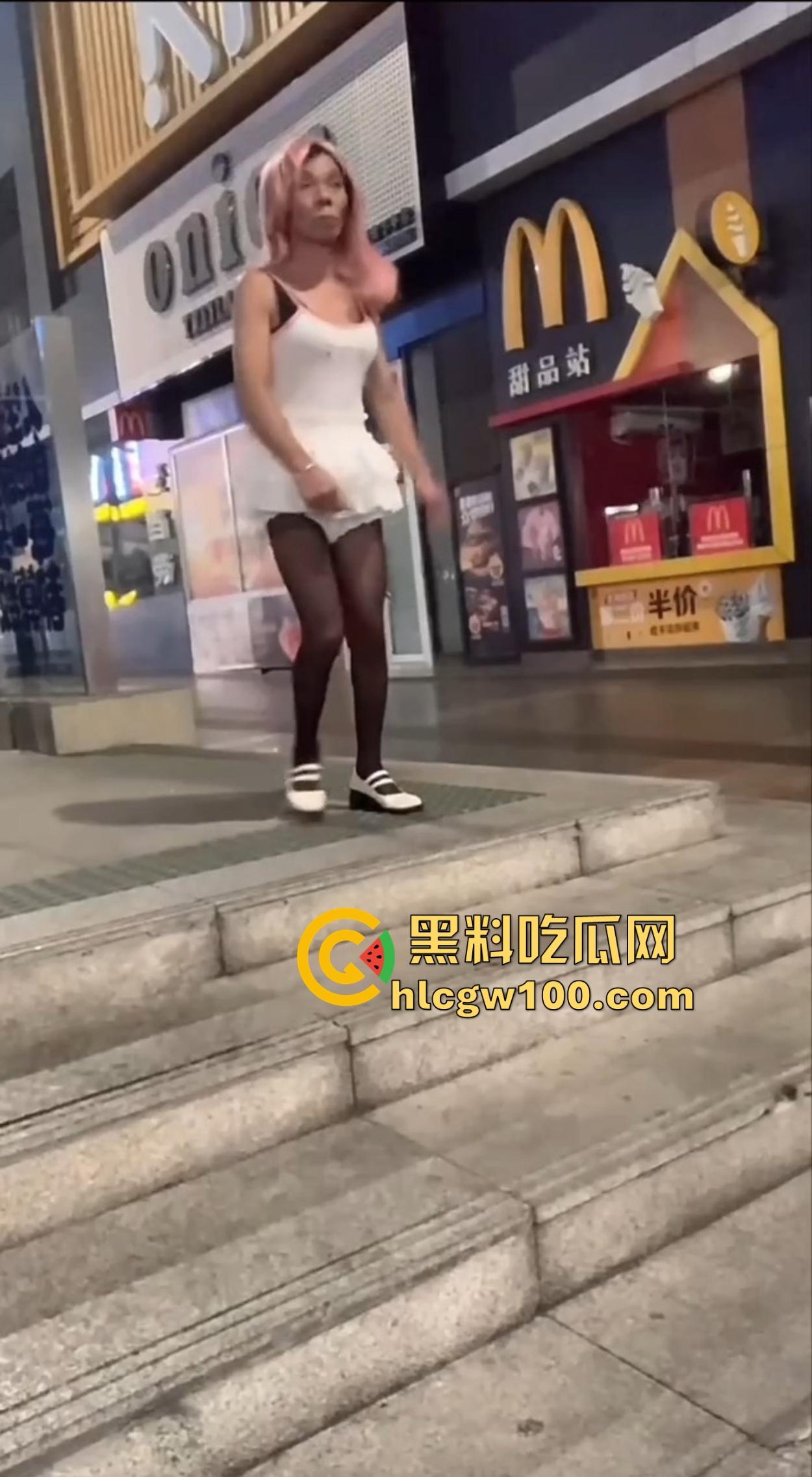 麦当劳门口深夜骚动,六旬大爷黑丝短裙深夜热舞震惊全网,粉发短裙辣眼睛,这套餐真难下嘴谁吃得下这道硬菜?-8