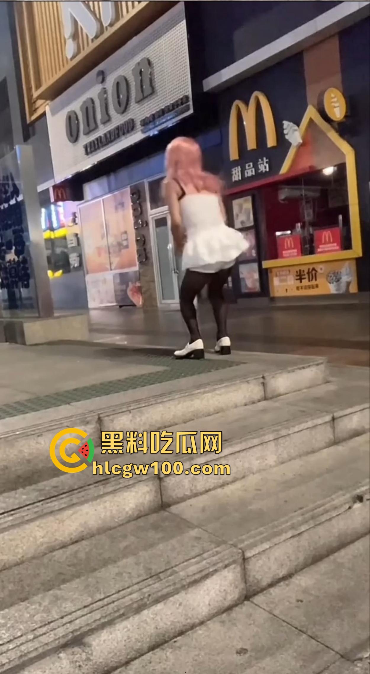 麦当劳门口深夜骚动,六旬大爷黑丝短裙深夜热舞震惊全网,粉发短裙辣眼睛,这套餐真难下嘴谁吃得下这道硬菜?-13