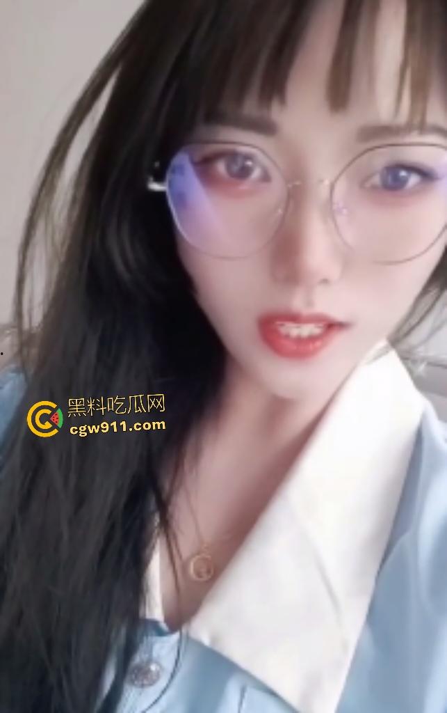 高中甜美眼镜小妹，极品大尺度视频流出，吹箫吞精狂吃，骚穴抽插大鸡巴越做越起劲！-1