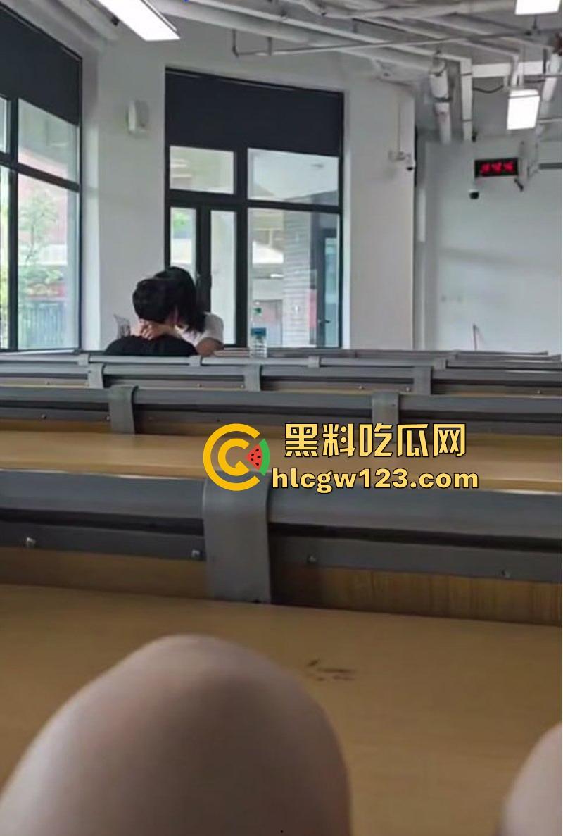 校园课堂情侣公然做爱 女友无视周围同学眼光主动上位骑乘 事后竟然一脸满足 这是真饥渴了啊！-5