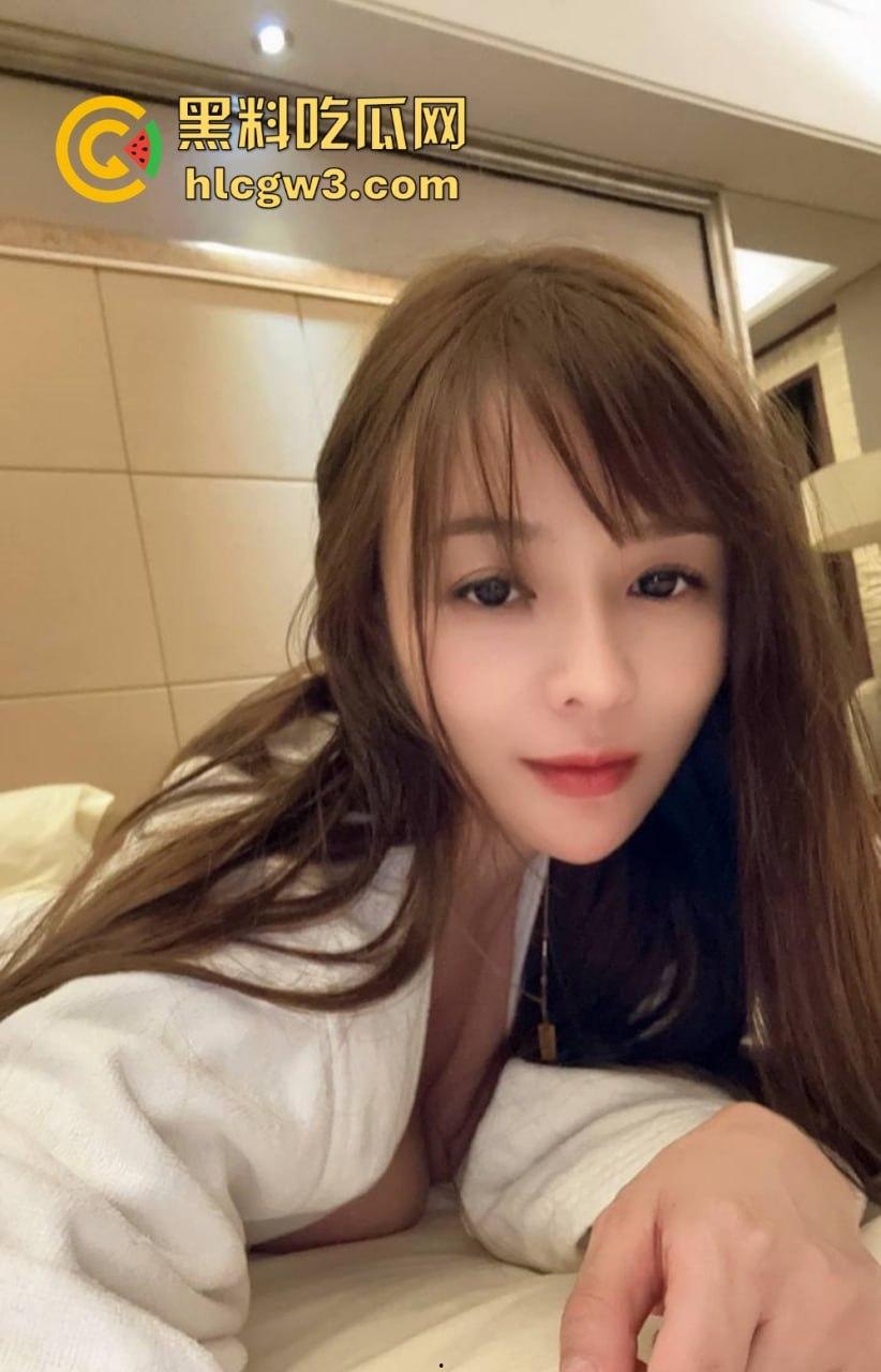 极品反差少女【凌薇】线下约啪金主爸爸多P全套性爱自拍疯传,清纯脸配骚浪身子,真他妈是反差婊中的极品!-11