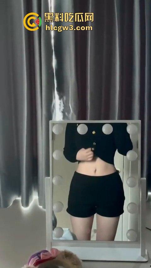 摩托圈【穗晴】这骚货彻底不要脸了!援交翻车被粉丝认出非但不跑,还主动撅起屁股让拍,这骚逼真会玩!-13