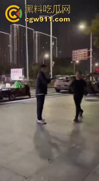 广场暴走团与一名男子发生肢体冲突！男子为求流量挡道拍摄，却遭老年暴走团群殴殴打，打得好！-1