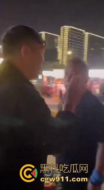 广场暴走团与一名男子发生肢体冲突！男子为求流量挡道拍摄，却遭老年暴走团群殴殴打，打得好！-2