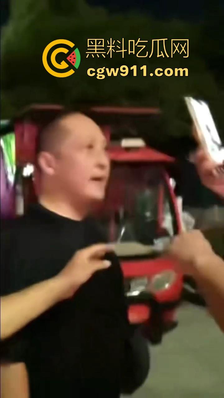 广场暴走团与一名男子发生肢体冲突！男子为求流量挡道拍摄，却遭老年暴走团群殴殴打，打得好！-7