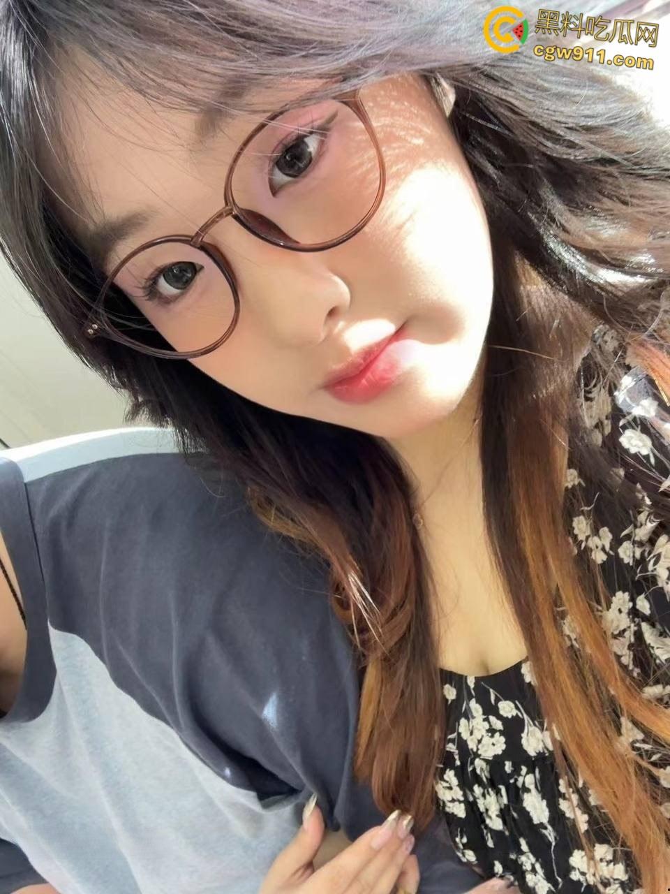 浙江中医药大学微胖眼镜妹【陈思思】,刚进酒店主动脱衣化身小母狗,酷爱口交沉迷榨精,眼神拉丝表情无比淫荡 !-2