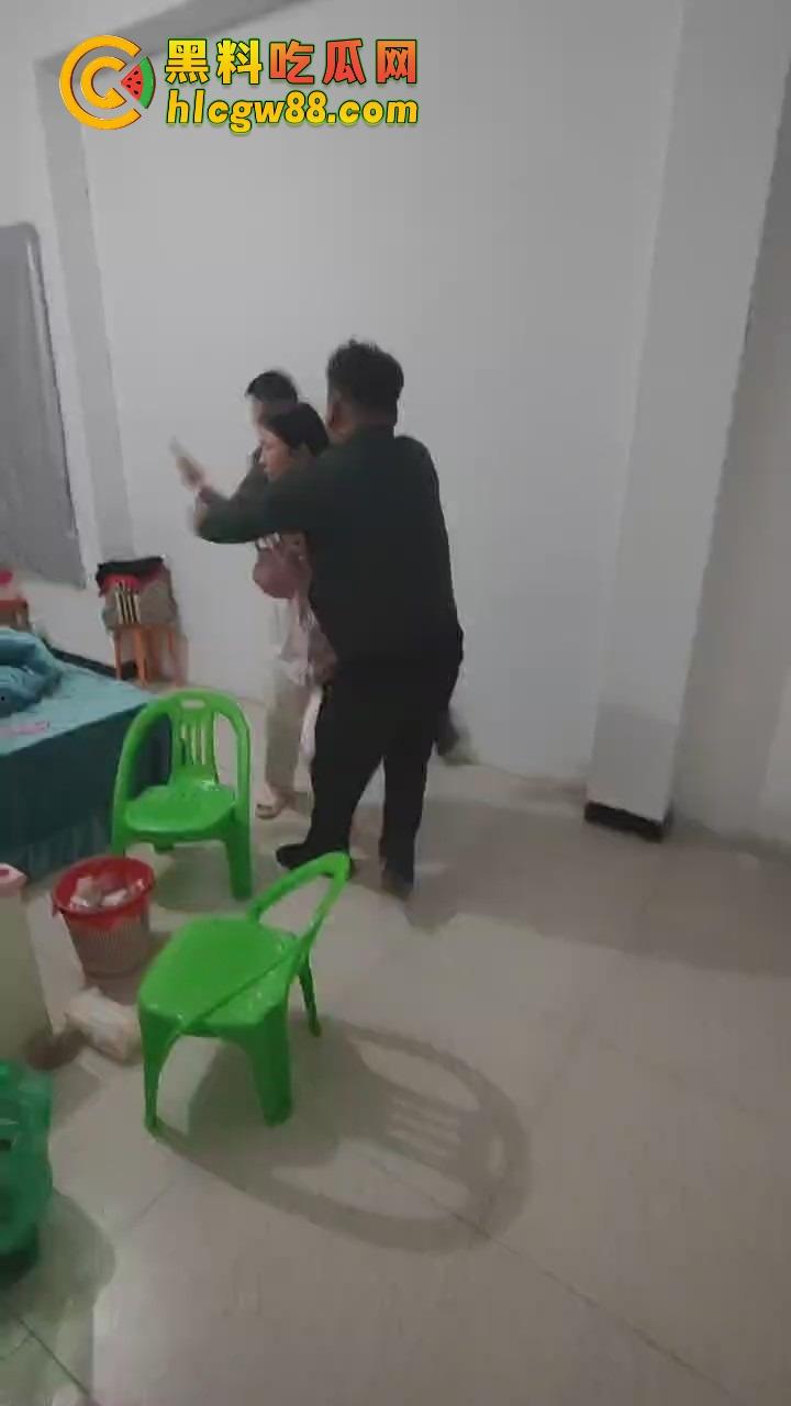 福建老哥偷情被捉奸，钻床底躲猫猫？老公带兄弟围剿，藏得了一时藏不了一世！-6