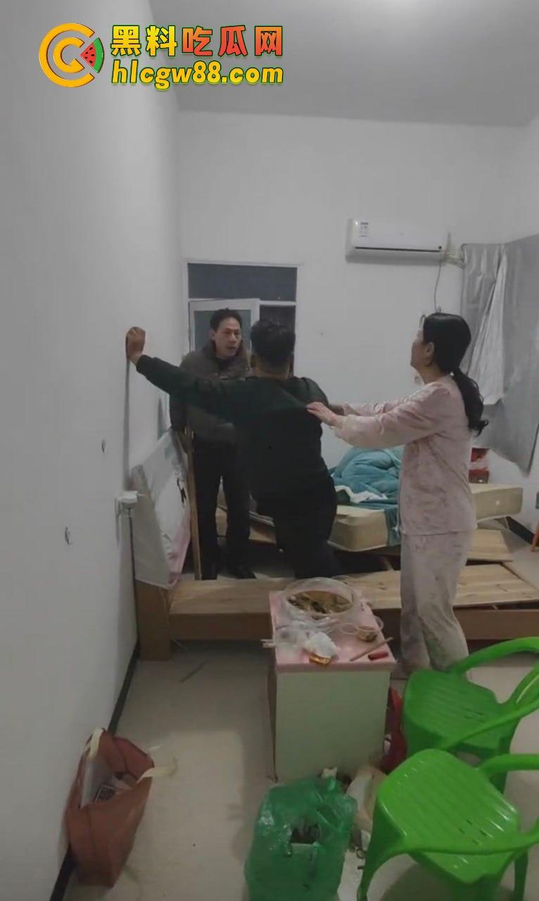 福建老哥偷情被捉奸，钻床底躲猫猫？老公带兄弟围剿，藏得了一时藏不了一世！-7