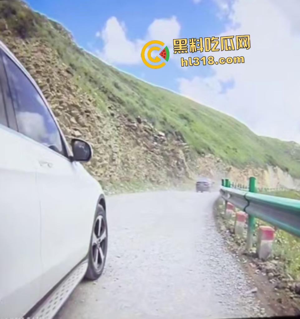 奔驰石头姐逆行剐蹭摩托车，下车二话不说直接踹车，拿石头威胁嚣张跋扈还问你刮我车干嘛？-2