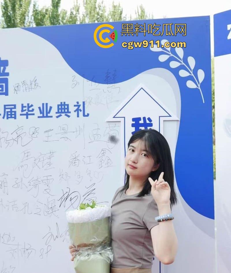 沈阳师大可爱反差学妹【张爱佳】性爱视频曝光,平时高冷校花范儿,私下竟是富二代们的床上尤物!-5