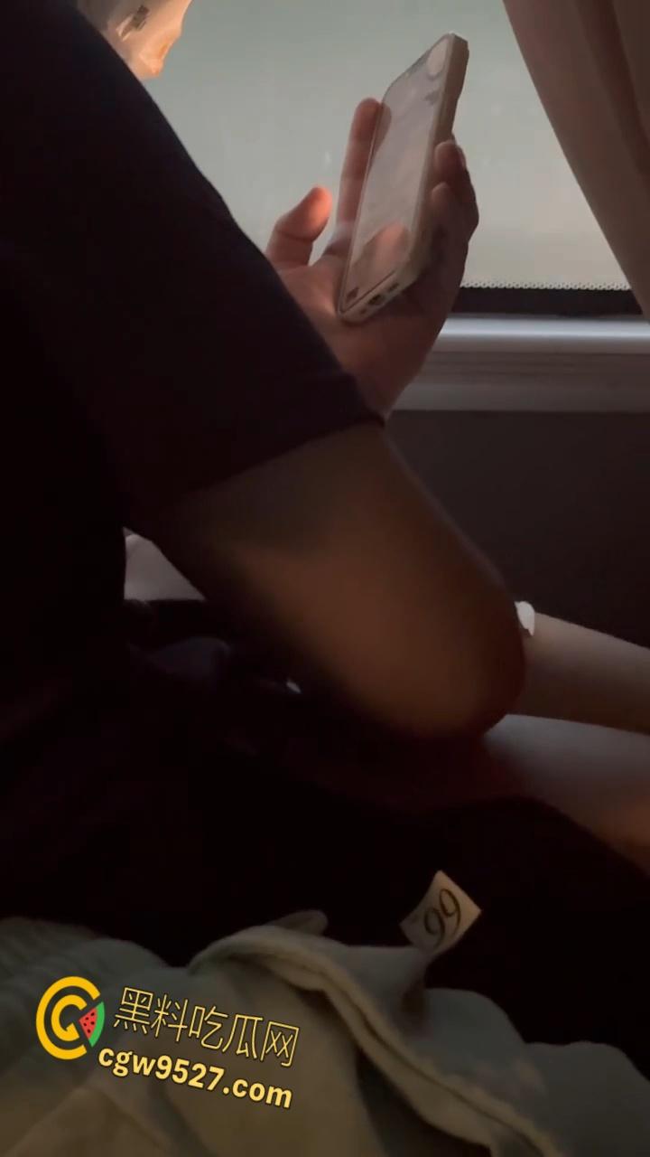 寂寞情侣公交车上也不老实，激情热吻舔奶，男友疯狂调教骚逼母狗，还没到酒店就开始躁动！-3