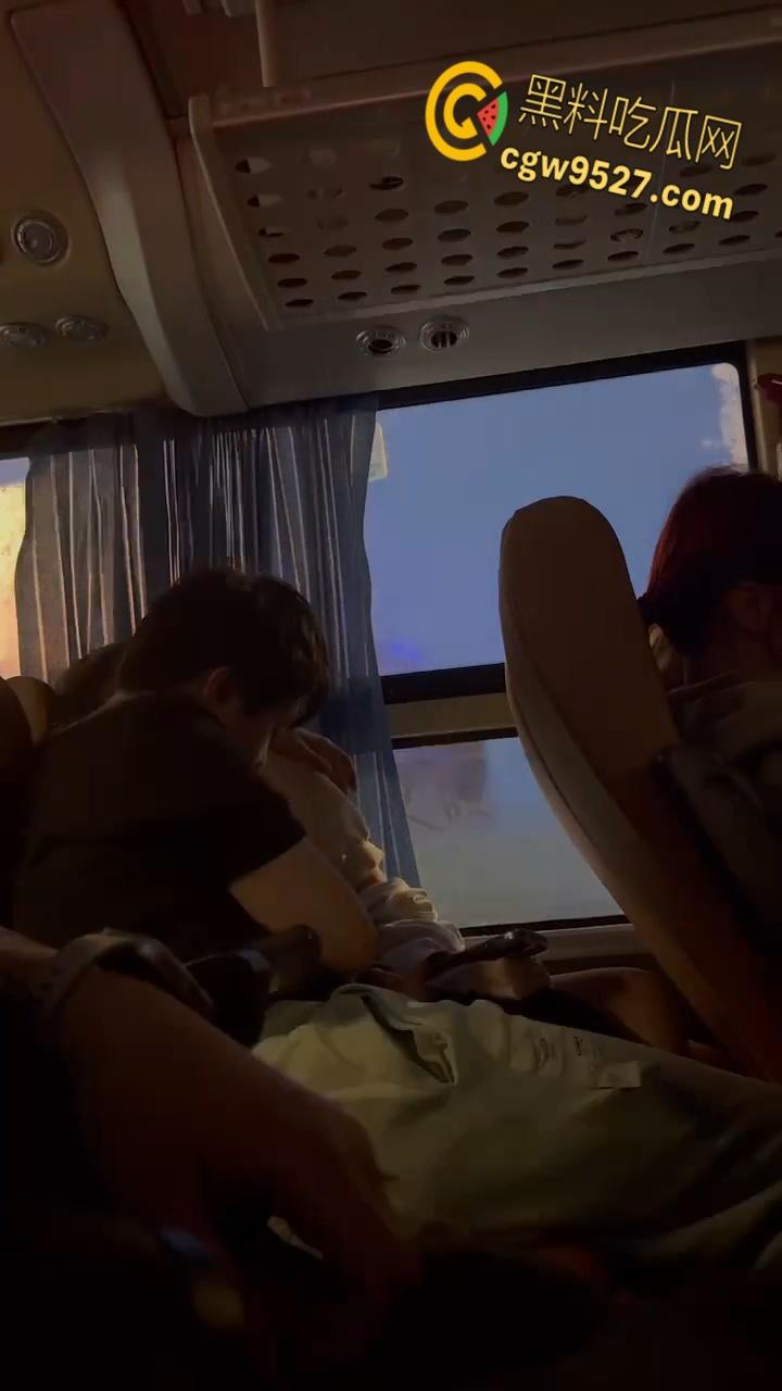 寂寞情侣公交车上也不老实，激情热吻舔奶，男友疯狂调教骚逼母狗，还没到酒店就开始躁动！-5