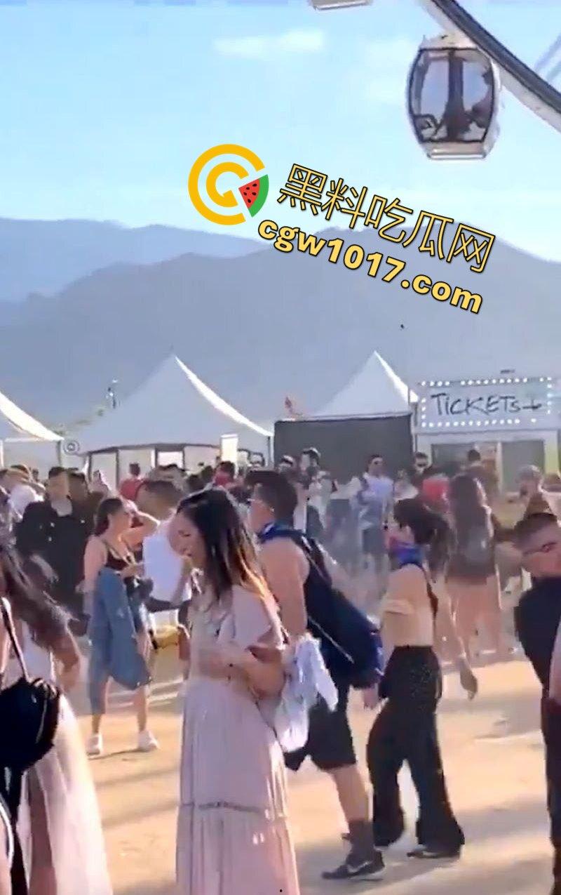 摩天轮刚启动就开吃!饥渴洋妞当众跪舔弟弟 舱内上演活春宫 生怕别人看不到 太敢玩了!-1