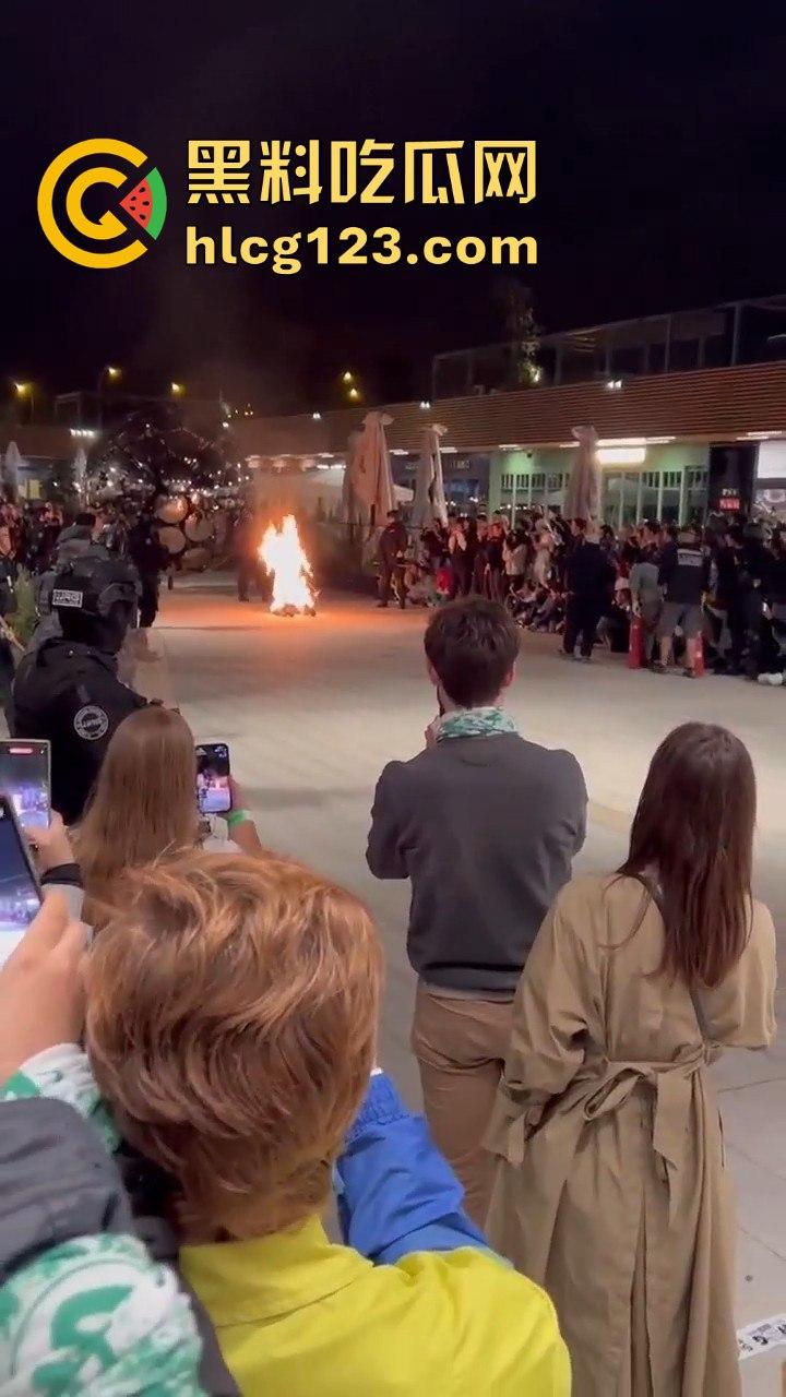 西班牙会展惊现火男！大玩行为艺术竟欲火焚身，警察都以为是极端分子！-2