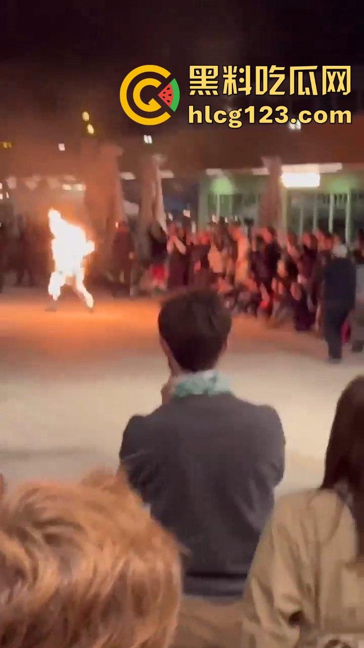西班牙会展惊现火男！大玩行为艺术竟欲火焚身，警察都以为是极端分子！-5
