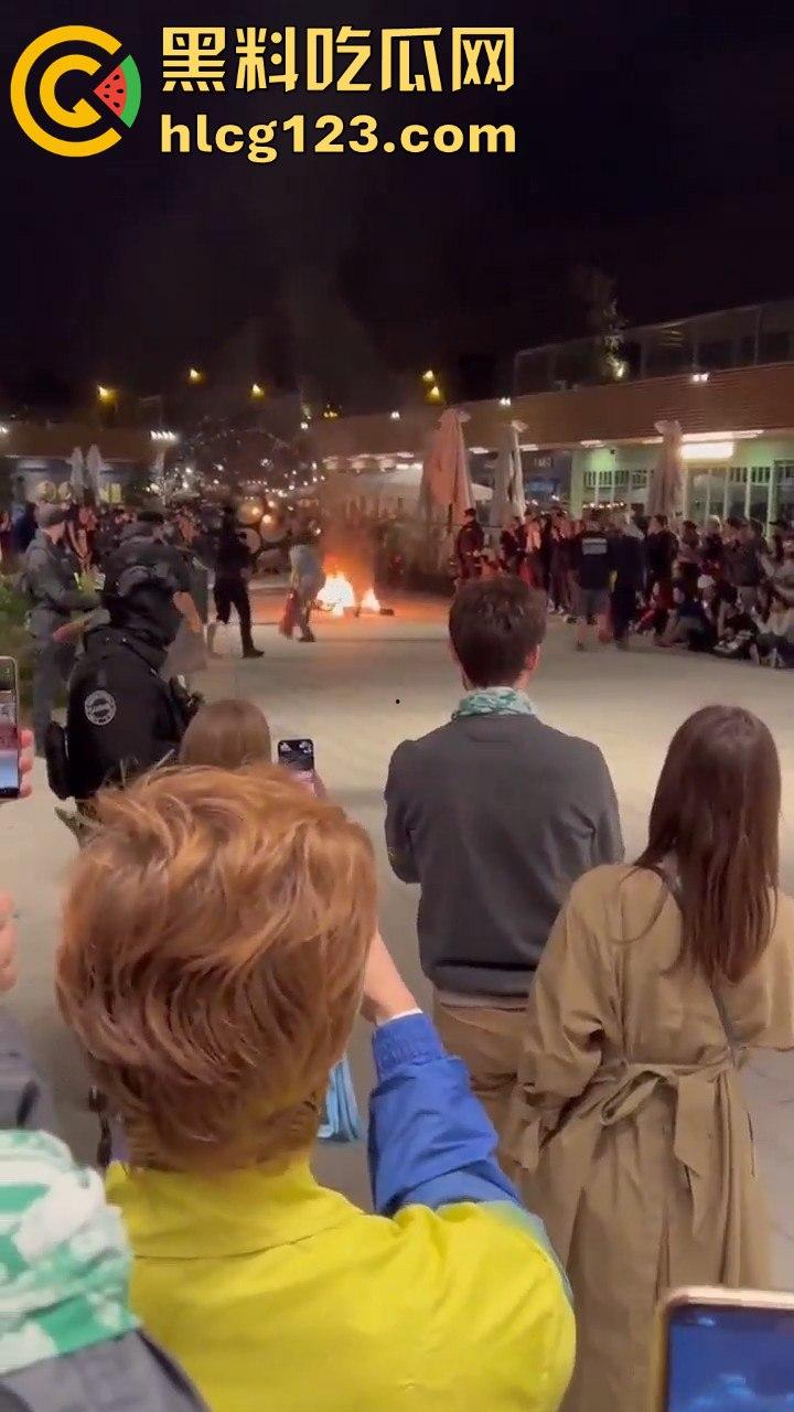 西班牙会展惊现火男！大玩行为艺术竟欲火焚身，警察都以为是极端分子！-10