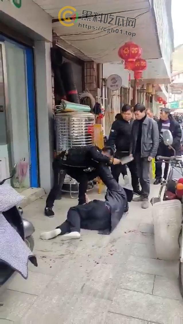 湖南益阳市安化县东风街家润福超市门口 男子因怀疑老婆与人有染持刀当街砍人 现场血腥画面流出-2